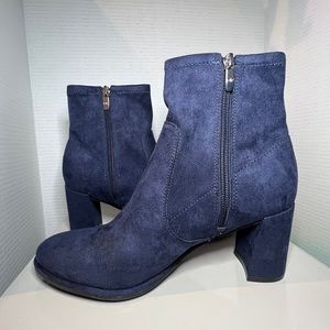 Marc Fisher Royal Blue Velvet Fluzzy size 9